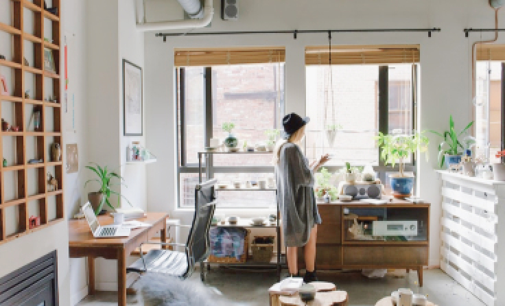 部屋の中にいる女性の写真